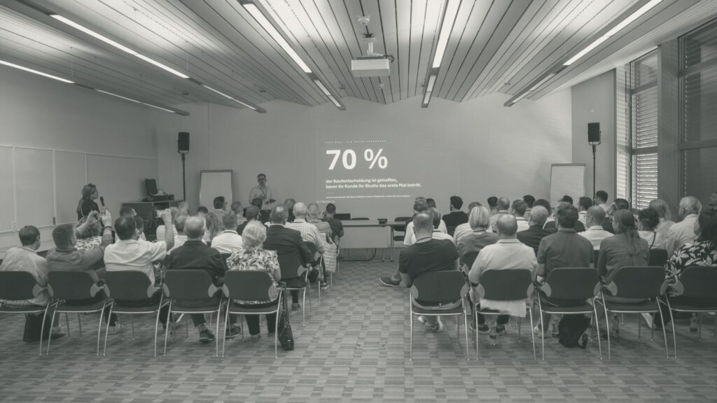 Vortrag vor vollem Saal beim DER KREIS Kongress 2026, Daniel Richter auf der Bühne vor einer Projektion