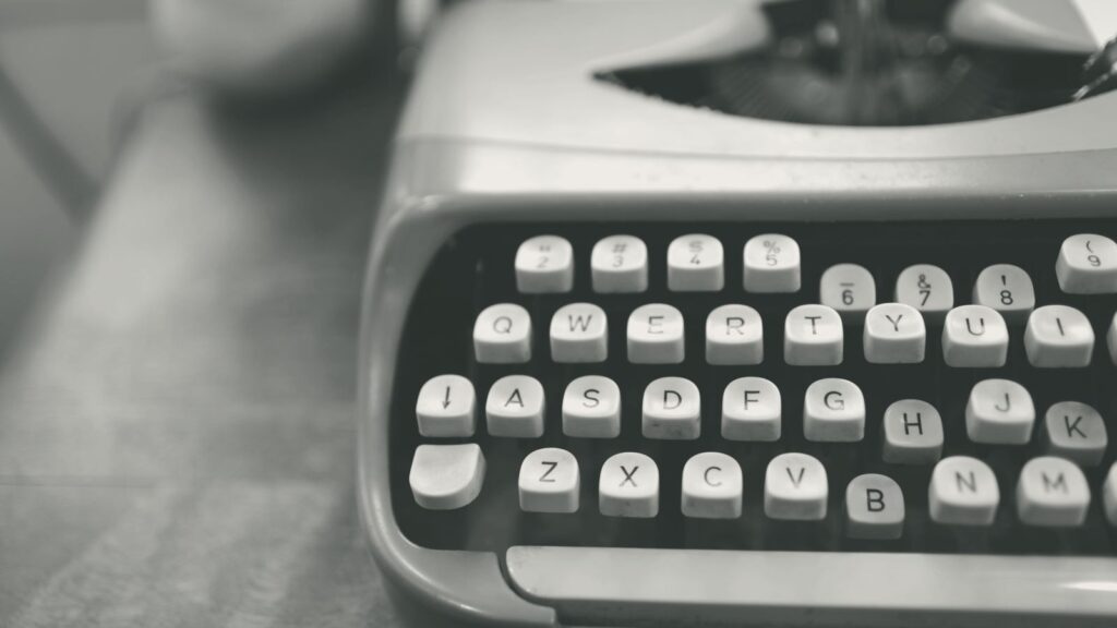 Alte Schreibmaschine mit Tastatur auf einem Tisch, Nahaufnahme