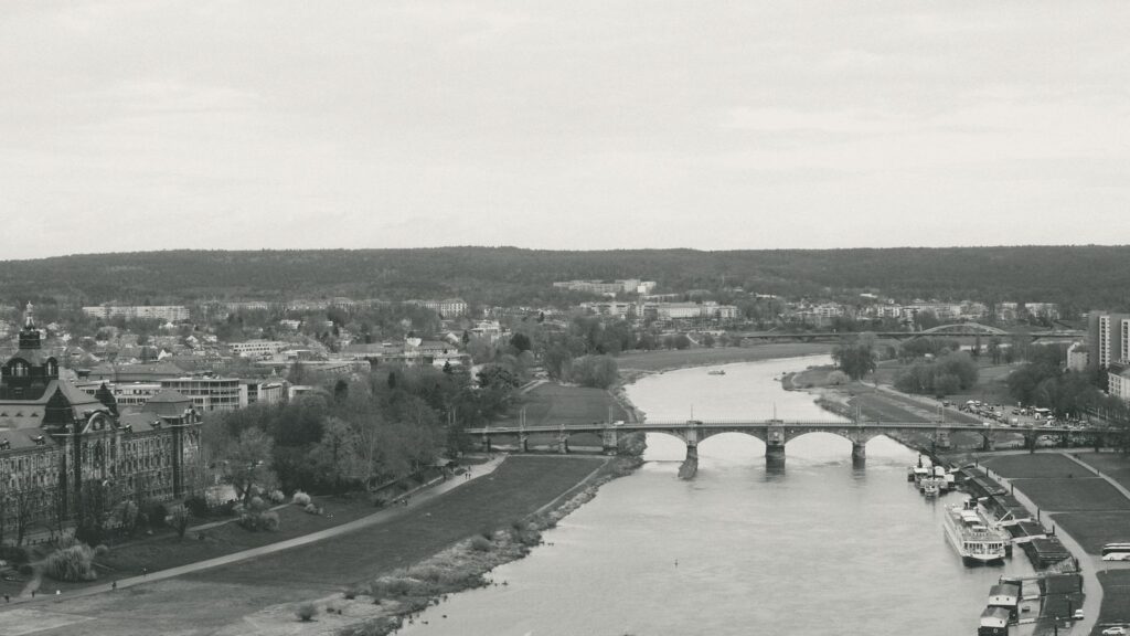 Luftbild von Dresden mit Elbe, Brücken und Altstadt