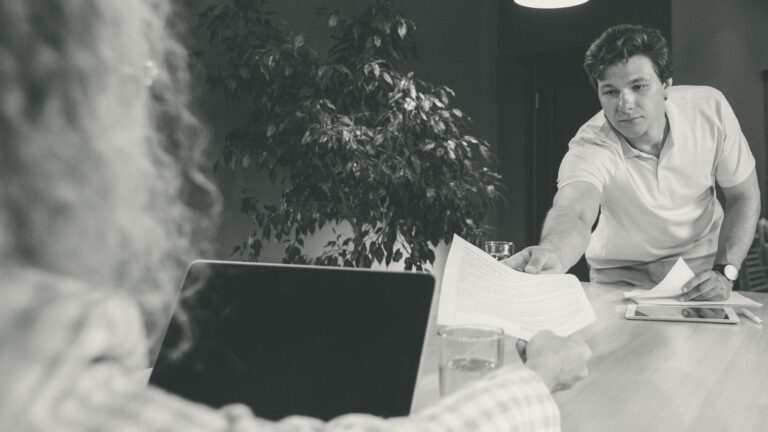 Ein Interim Manager lohnt sich im Vertrieb, wenn die Aufgabe ein Enddatum hat, eine Festanstellung, wenn sie keins hat